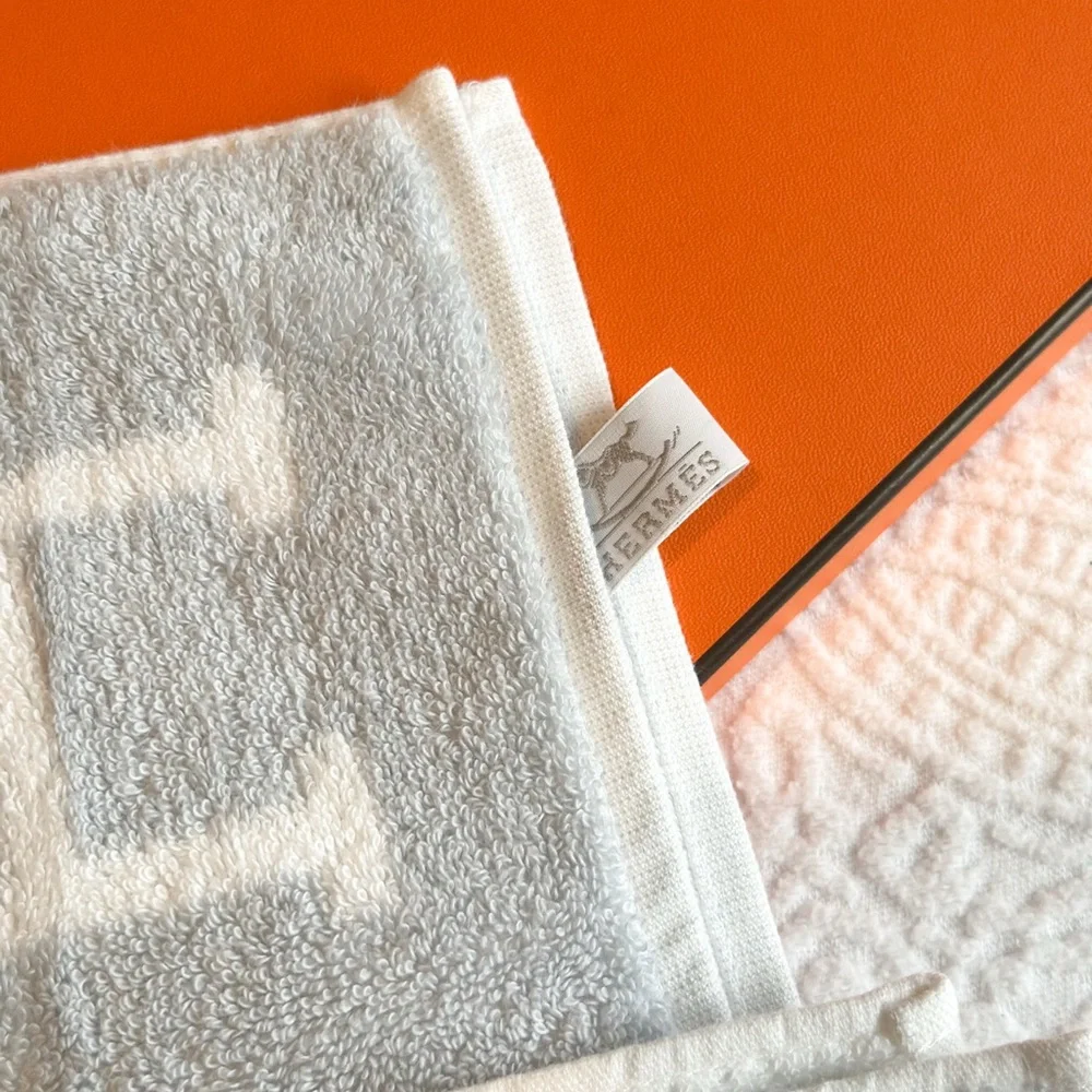 Hermès Avalon Large Bath Towel Baby Blue – NEW w/ Box/ Bag